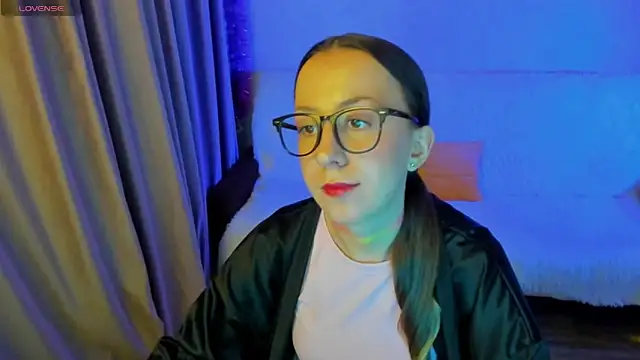 Snapshot of CurlySteph chatting on 10.11.25 CurlySteph online show from 10.11.25