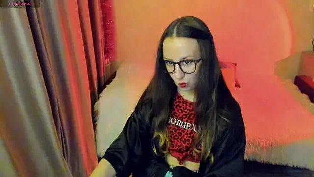 Snapshot of CurlySteph chatting on 10.20.25 CurlySteph online show from 10.20.25