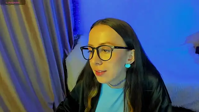 Snapshot of CurlySteph chatting on 10.24.25 CurlySteph online show from 10.24.25