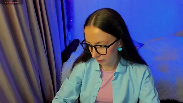 Snapshot of CurlySteph chatting on 10.26.25 CurlySteph online show from 10.26.25