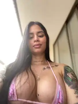 Snapshot of LaraHenao chatting on 02.10.25 LaraHenao online show from 02.10.25