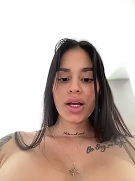 Snapshot of LaraHenao chatting on 02.11.25 LaraHenao online show from 02.11.25