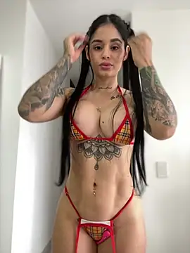 Snapshot of LaraHenao chatting on 02.14.25 LaraHenao online show from 02.14.25