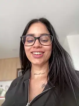 Snapshot of LaraHenao chatting on 03.05.25 LaraHenao online show from 03.05.25