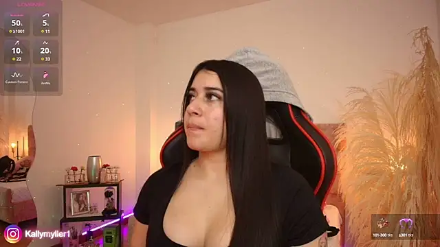 Snapshot of KallyMyller1 chatting on 01.28.25 KallyMyller1 online show from 01.28.25