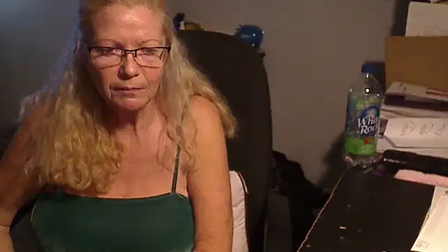 Snapshot of XTRAHORNYONE chatting on 02.13.25 XTRAHORNYONE online show from 02.13.25