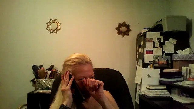 Snapshot of XTRAHORNYONE chatting on 10.11.25 XTRAHORNYONE online show from 10.11.25