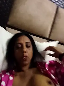 Snapshot of Mahi4luv chatting on 10.05.25 Mahi4luv online show from 10.05.25