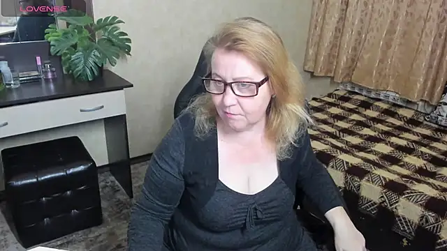 Snapshot of Frau_Marta chatting on 12.14.24 Frau Marta online show from 12.14.24