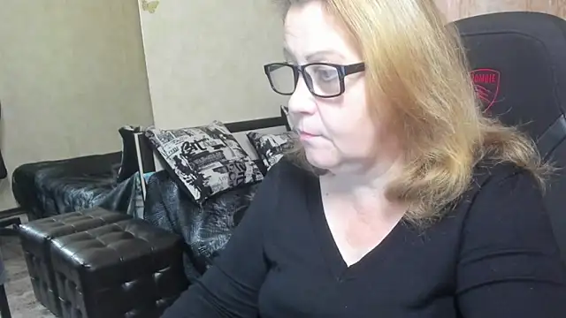 Snapshot of Frau_Marta chatting on 11.04.25 Frau Marta online show from 11.04.25