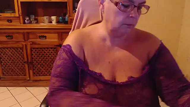 MISS LINDAH online show from 10.14.25