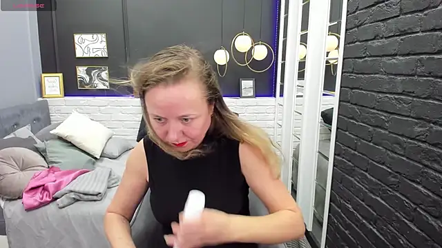 Snapshot of GabrielGold chatting on 12.19.24 GabrielGold online show from 12.19.24