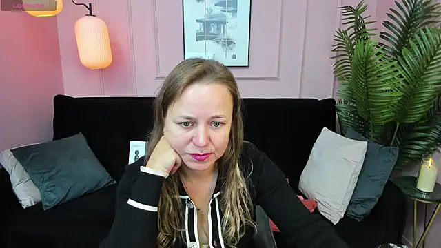 Snapshot of GabrielGold chatting on 09.18.25 GabrielGold online show from 09.18.25