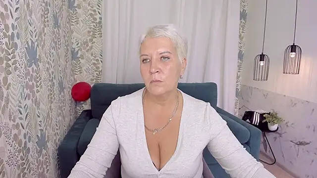 Snapshot of KathySunn chatting on 10.08.25 KathySunn online show from 10.08.25