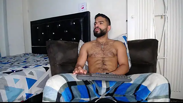 Snapshot of sweatyhairypig23 chatting on 03.13.25 sweatyhairypig23 online show from 03.13.25