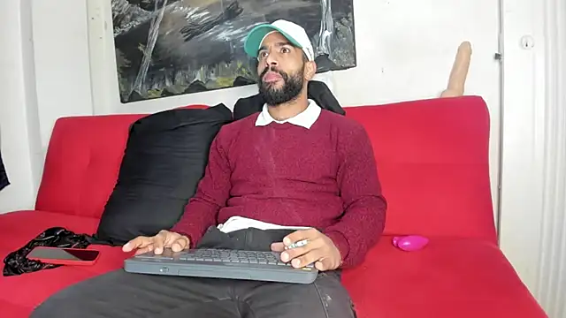 Snapshot of sweatyhairypig23 chatting on 09.27.25 sweatyhairypig23 online show from 09.27.25