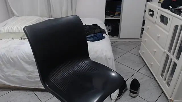 Snapshot of MysterBearMG chatting on 03.19.25 MysterBearMG online show from 03.19.25