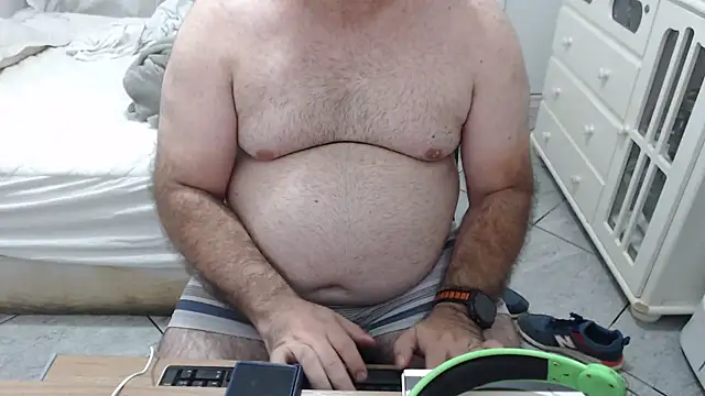 Snapshot of MysterBearMG chatting on 10.06.25 MysterBearMG online show from 10.06.25