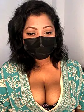 Snapshot of _Cute_ariana_ chatting on 10.28.25  Cute ariana  online show from 10.28.25