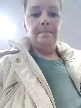 Snapshot of saharaheiss chatting on 12.20.24 saharaheiss online show from 12.20.24