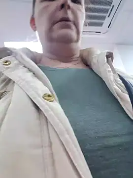 Snapshot of saharaheiss chatting on 12.21.24 saharaheiss online show from 12.21.24