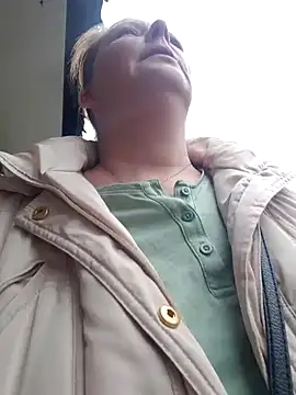 Snapshot of saharaheiss chatting on 01.12.25 saharaheiss online show from 01.12.25