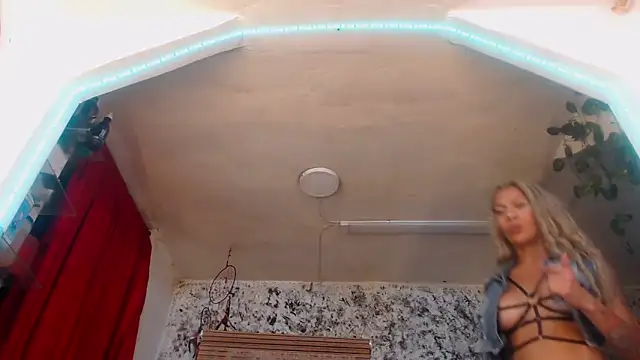 Snapshot of hornytsblonde chatting on 01.21.25 hornytsblonde online show from 01.21.25