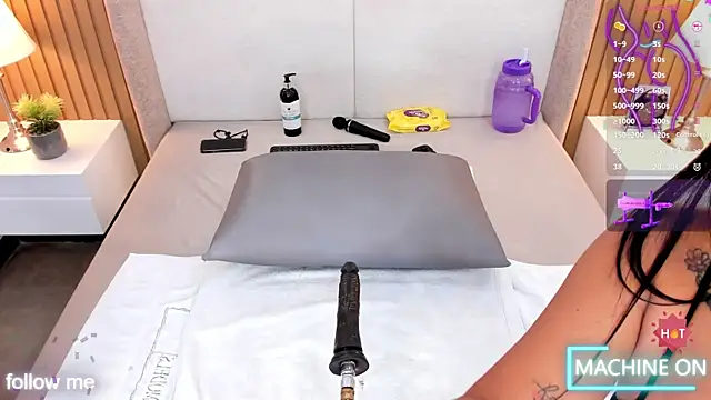 Snapshot of bounce_katty chatting on 10.09.25 bounce katty online show from 10.09.25