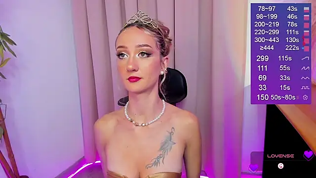 Snapshot of Bella-White chatting on 10.08.25 Bella-White online show from 10.08.25