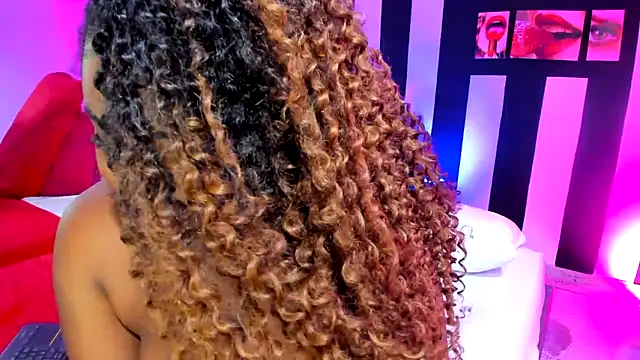 Snapshot of YeminaLeman chatting on 02.02.25 YeminaLeman online show from 02.02.25