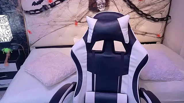 Snapshot of tamara_colliins_ chatting on 10.26.25 tamara colliins  online show from 10.26.25