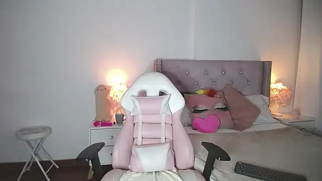Snapshot of destinysweet21 chatting on 12.19.24 destinysweet21 online show from 12.19.24