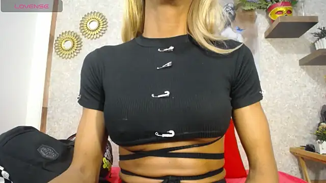 Snapshot of SexyLindaBig chatting on 10.02.25 SexyLindaBig online show from 10.02.25