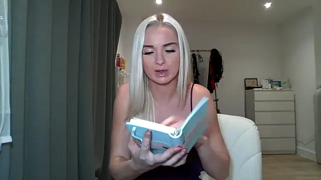 Snapshot of chelseablonde chatting on 12.19.24 chelseablonde online show from 12.19.24