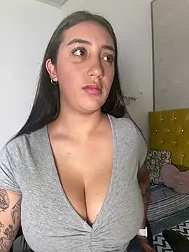 Snapshot of Hannahoff chatting on 02.02.25 Hannahoff online show from 02.02.25