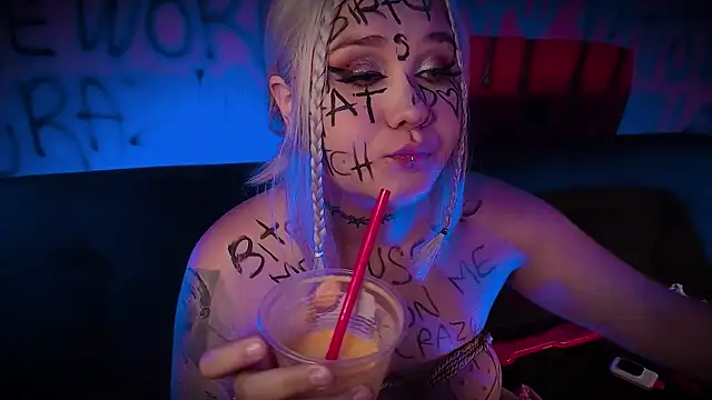 Snapshot of Laura_takint chatting on 02.08.25 Laura takint online show from 02.08.25