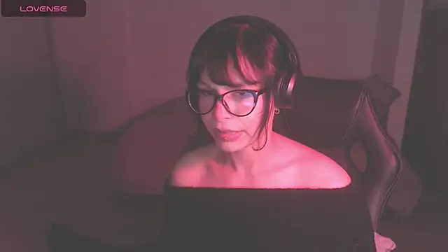 Snapshot of modjo_ chatting on 09.28.25 modjo online show from 09.28.25