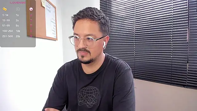 Snapshot of DaviidEvans_ chatting on 12.31.24 DaviidEvans  online show from 12.31.24