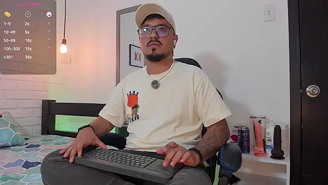 Snapshot of DaviidEvans_ chatting on 10.11.25 DaviidEvans  online show from 10.11.25