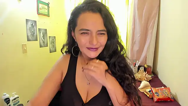 Snapshot of emma_luxy chatting on 12.23.24 emma luxy online show from 12.23.24