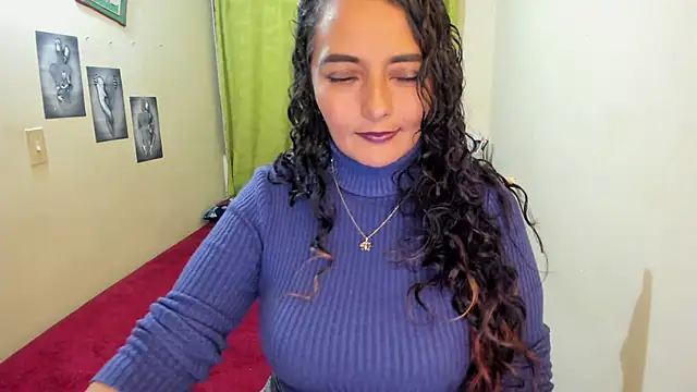 Snapshot of emma_luxy chatting on 12.29.24 emma luxy online show from 12.29.24