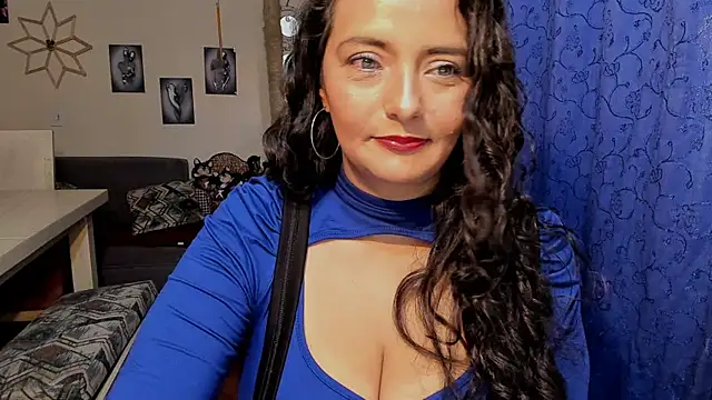 Snapshot of emma_luxy chatting on 09.10.25 emma luxy online show from 09.10.25