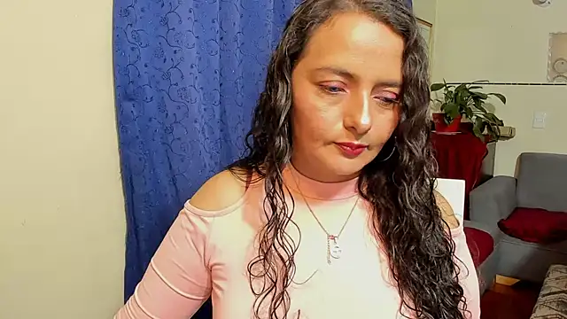 Snapshot of emma_luxy chatting on 09.27.25 emma luxy online show from 09.27.25