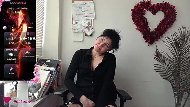 Snapshot of City_Kat chatting on 01.28.25 City Kat online show from 01.28.25