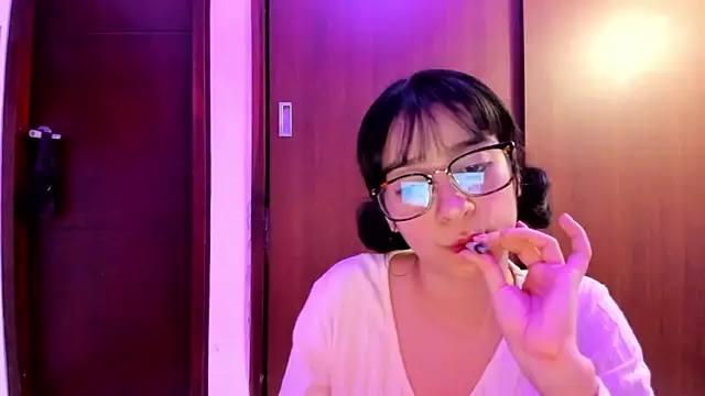 Snapshot of _Lunnaa_ chatting on 12.18.24  Lunnaa  online show from 12.18.24