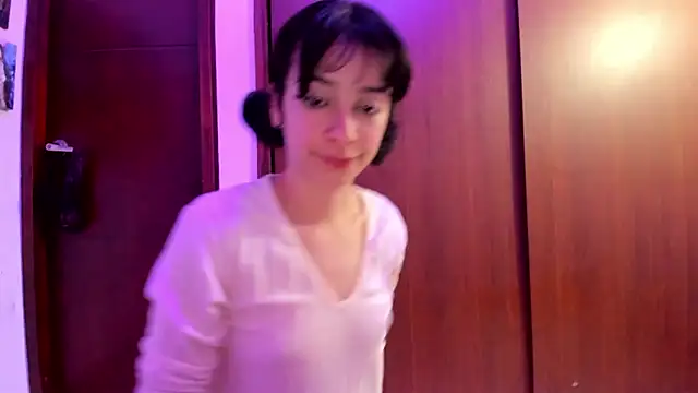 Snapshot of _Lunnaa_ chatting on 12.18.24  Lunnaa  online show from 12.18.24