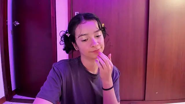 Snapshot of _Lunnaa_ chatting on 02.23.25  Lunnaa  online show from 02.23.25