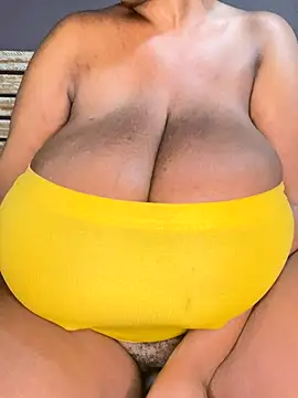 Snapshot of MissFancyXXL chatting on 11.18.25 MissFancyXXL online show from 11.18.25