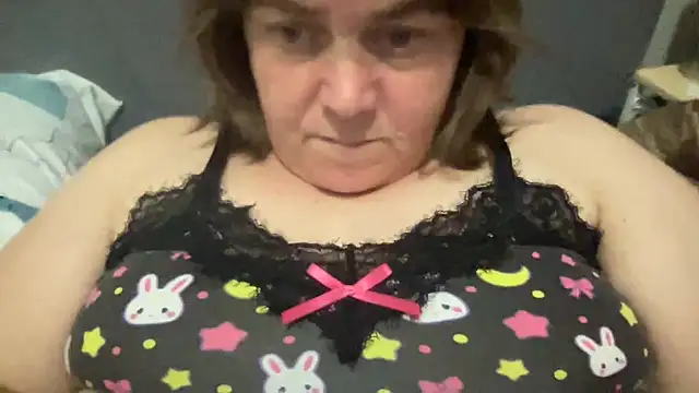 Snapshot of ParisNova chatting on 10.06.25 ParisNova online show from 10.06.25