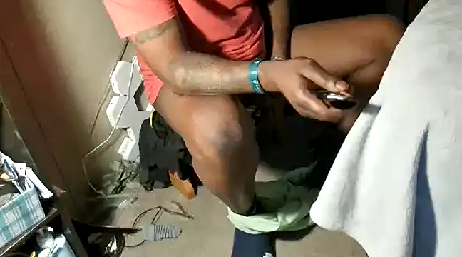 Snapshot of Makeyoucumallover chatting on 12.31.24 Makeyoucumallover online show from 12.31.24